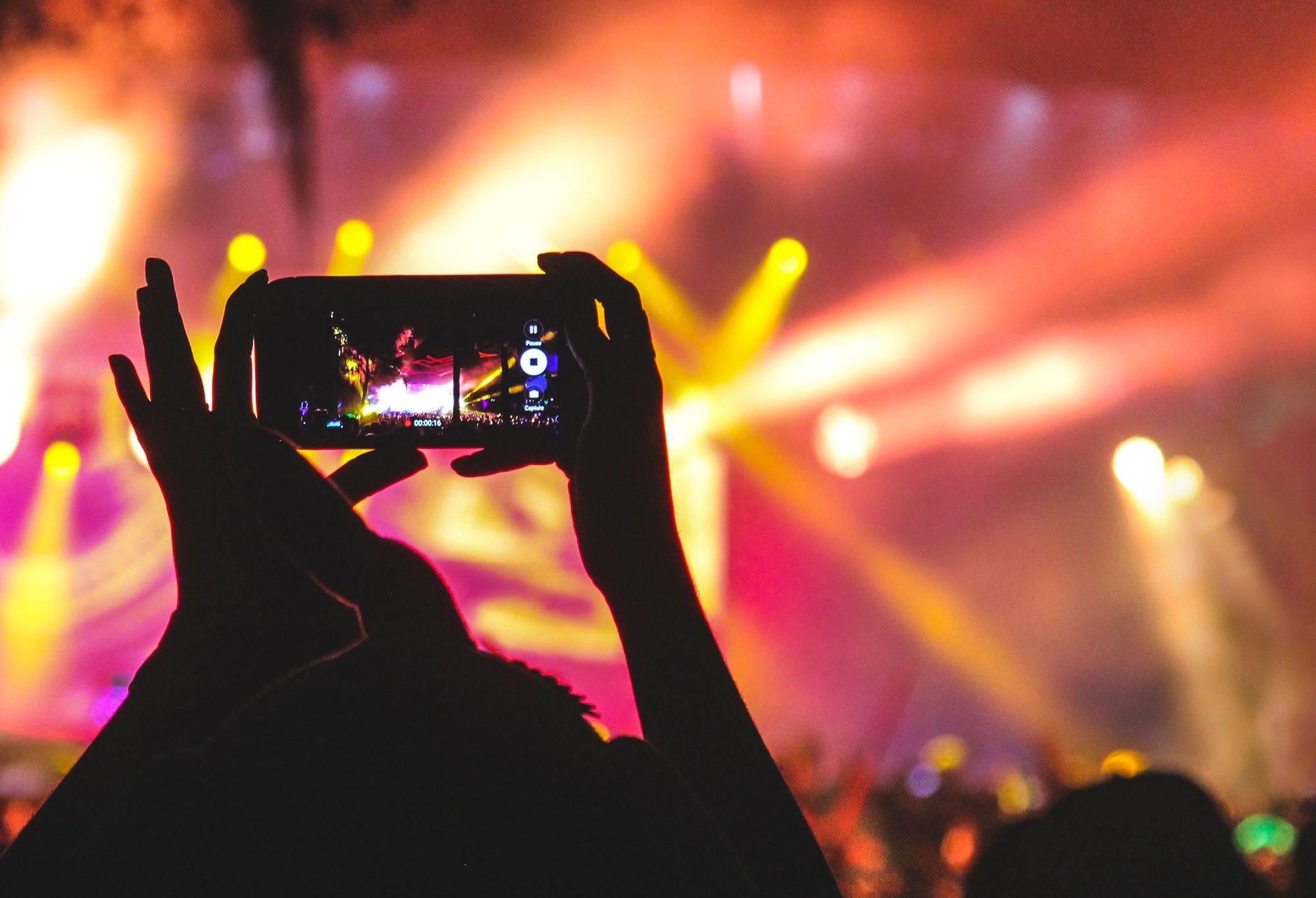 Watching a concert through mobile phones